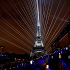 Los espectadores en el Trocadero ven un espectáculo de luces en la Torre Eiffel durante la ceremonia de apertura de los Juegos Olímpicos de París 2024, en París, Francia, el 26 de julio de 2024.