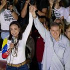 La líder opositora venezolana, María Corina Machado (i), y el candidato a la presidencia de Venezuela, Edmundo González Urrutia (c).