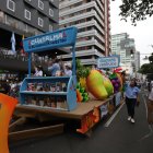 DESFILE CARROS ALEGORICO FOTOS: CARLOS KLINGERLa tarde de ayer, las familias disfrutaron de las carrozas que se desplazaron por la avenida Malecón, desde los balcones y veredas fueron testigos del desfile.