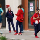 Deportistas españoles fuera del edificio asignado en la Villa.