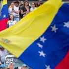 La líder opositora venezolana, María Corina Machado (i), participa en el cierre de campaña del candidato a la presidencia de Venezuela, Edmundo González Urrutia.
