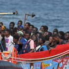 Salvamento Marítimo acompañó hasta el puerto de la Restinga, en la isa de El Hierro, a un cayuco con 116 personas a bordo, procedentes de Senegal, Gambia, Guinea Conakry y Mali, que aseguran haber salido de Dakar hace una semana.