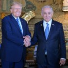 El candidato presidencial republicano Donald Trump ha recibido este viernes en su casa vacacional de Mar-a-Lago, en Florida, al primer ministro de Israel, Benjamin Netanyahu.