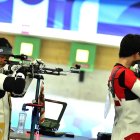 Los chinos Yuting Huang y Lihao Sheng ganaron la primera medalla de oro de los Juegos Olímpicos de París 2024 en la final de la competición de rifle de aire 10 metros por equipos mixtos este sábado.
