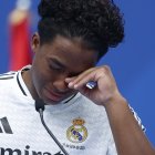 MADRID, 27/07/2024.- El delantero brasileño Endrick durante su presentación como nuevo jugador del Real Madrid, este sábado en el estadio Santiago Bernabéu. EFE/ Mariscal