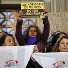 Mujeres de distintas agrupaciones feministas participaron de una manifestación en Santiago para pedir la renuncia del senador conservador Javier Macaya.