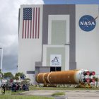 La etapa central completamente ensamblada para el cohete del Sistema de Lanzamiento Espacial de la NASA llega al Edificio de Ensamblaje de Vehículos en el Centro Espacial Kennedy, en Cabo Cañaveral.