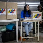 Una funcionaria del Consejo Nacional Electoral (CNE) en una jornada de información por las elecciones presidenciales, en Caracas, el pasado 15 de julio.