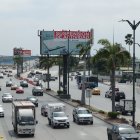 En la avenida Pedro Menéndez Gilbert un anuncio de suspensión de actividades está estampado sobre una valla publicitaria.