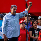 El presidente de Venezuela y aspirante a la reelección, Nicolás Maduro, saluda a los asistentes al cierre de su campaña este 25 de julio de 2024, en Caracas (Venezuela).