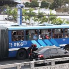 Los guayaquileños dicen estar cansados de movilizarse en unidades obsoletas, inseguras y que no den cabida a un solo usuario más.