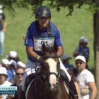 El jinete ecuatoriano Ronald Zabala durante la competencia, antes de sufrir la caída.