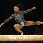 Con un ejercicio de barra soberbio, precedida por una ovación atronadora en el pabellón de Bercy, la estadounidense Simone Biles regresó este domingo al escenario olímpico.