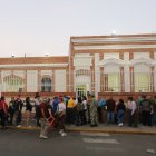 Ciudadanos esperan para votar este domingo, afuera de un centro de votación en Caracas (Venezuela).