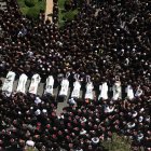Miles de personas asistieron este domingo en Majdal Shams, en los Altos del Golán, al funeral colectivo de 11 de los 12 niños que murieron tras la caída de un proyectil.