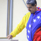 El presidente de Venezuela, Nicolás Maduro, ejerciendo el voto durante las elecciones presidenciales, este domingo 28 de julio en Caracas.