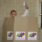 El candidato opositor a la presidencia de Venezuela, Edmundo González Urrutia, muestra su voto este domingo 28 de julio en Caracas.