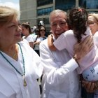 El candidato a la presidencia de Venezuela, Edmundo González Urrutia, saluda a una niña a su llegada a votar este domingo, en un centro de votación en Caracas (Venezuela).