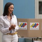 La líder de la oposición Venezolana, María Corina Machado, vota este domingo, en un centro de votación en Caracas (Venezuela).