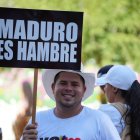 Un hombre sostiene un cartel contra el presidente de Venezuela Nicolás Maduro este domingo, en una concentración con motivo de las elecciones presidenciales en su país, este domingo en Cali (Colombia).