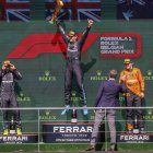 Russell (c), pese a ser coronado en el podio como el ganador del GP de Bélgica, fue despojado del título por lo que ascendió su compañero de escuadra, Lewis Hamilton.