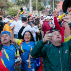Ciudadanos venezolanos se reúnen este domingo en las calles de Bogotá (Colombia).