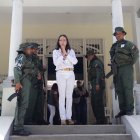 La líder de la oposición Venezolana, María Corina Machado, sale del centro de votación Instituto Elena de Bueno luego de votar este domingo, en Caracas (Venezuela).