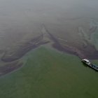 La Guardia Costera de Filipinas trabaja en el sellado de al menos nueve fugas