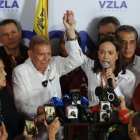 El candidato a la presidencia de Venezuela, Edmudo González Urrutia (c-i), y la líder opositora venezolana, María Corina Machado (c-d), dan declaraciones tras conocer los resultados.