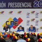 El presidente del Consejo Nacional Electoral (CNE) de Venezuela, Elvis Amoroso (i), presentó el boletín oficial con los resultados de las elecciones.