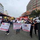 Trabajadores de prestadores externos de salud del IESS protestaron la mañana de este lunes 29 de julio en la Caja del Seguro.