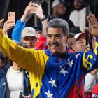 El presidente de Venezuela, Nicolás Maduro, celebra tras conocer los resultados de las elecciones presidenciales este lunes, en Caracas (Venezuela).