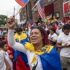 Ciudadanos venezolanos se reúnen a la espera de los resultados de las elecciones presidenciales en su país, este domingo en Queens, en Nueva York (Estados Unidos).
