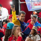 El presidente de Venezuela, Nicolás Maduro (d), celebra tras conocer los resultados de las elecciones presidenciales este lunes, en Caracas (Venezuela).