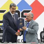 El presidente de Venezuela, Nicolás Maduro (i), y el presidente de Consejo Nacional Electoral (CNE), Elvis Amoroso, sostienen el acta de juramentación