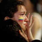 Una ciudadana venezolana llora tras conocer los resultados del primer boletín oficial de las elecciones presidenciales, este domingo a las afueras de la Embajada de Venezuela en Ciudad de Panamá (Panamá).