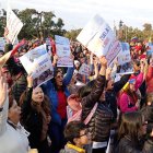 Ciudadanos venezolanos gritan consignas en una concentración este 28 de julio de 2024, con motivo de las elecciones presidenciales en Venezuela, en Buenos Aires (Argentina).