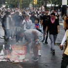 Personas recorren las calles durante una protesta por los resultados de las elecciones este lunes, en Caracas (Venezuela).