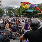 Opositores al gobierno de Nicolás Maduro recorren las calles en motocicletas.