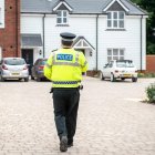 Un agente de policía patrulla por una calle de Amesury, Reino Unido.