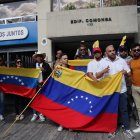 Migrantes venezolanos se reunieron en los exteriores del Consulado de ese país en Quito.