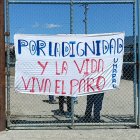 Reclamos. Con carteles llegaron los empleados municipales.