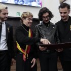 Morat recibiendo su diploma.