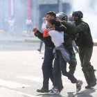 Integrantes de la Guardia Nacional detienen a personas durante una protesta por los resultados de las elecciones presidenciales este lunes, en Caracas (Venezuela).