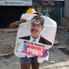 Una persona participa en una protesta por los resultados de las elecciones presidenciales este lunes, en Caracas (Venezuela). Cientos de personas se manifiestan en Caracas luego de que el Consejo Nacional Electoral (CNE) proclamara a Nicolás Maduro como presidente reelecto de Venezuela, tras los comicios celebrados este 28 de julio.