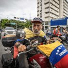 Un hombre en motocicleta recorre una calle durante una protesta por los resultados de las elecciones presidenciales este lunes, en Caracas (Venezuela).