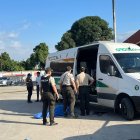 Dos de las víctimas quedaron en el interior de la furgoneta y la otra estaba fuera en el pavimento.