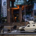 Integrantes de la Guardia Nacional Bolivariana (GNB) se enfrentan a manifestantes por los resultados de las elecciones presidenciales este lunes, en Caracas (Venezuela).