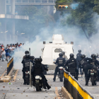 Integrantes de la Policía Nacional Bolivariana (PNB) y la Guardia Nacional Bolivariana (GNB) enfrentan a manifestantes opositores.