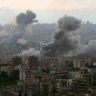 Una nube de humo surge de la ciudad libanesa de Beirut tras un ataque aéreo israelí.